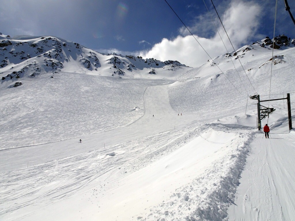 Nun noch das Highlight: die schwarze Lonapiste (links), von ganz oben bis ins Tal sind es immerhin über 1.300 Höhenmeter.