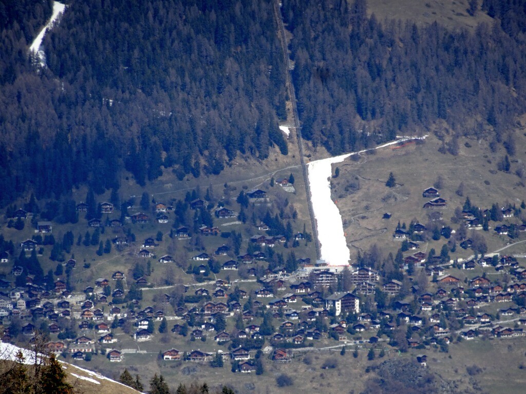 Ein Blick rüber nach Saint-Luc mit der Standseilbahn und der schwarzen Funiculaire-Piste.
