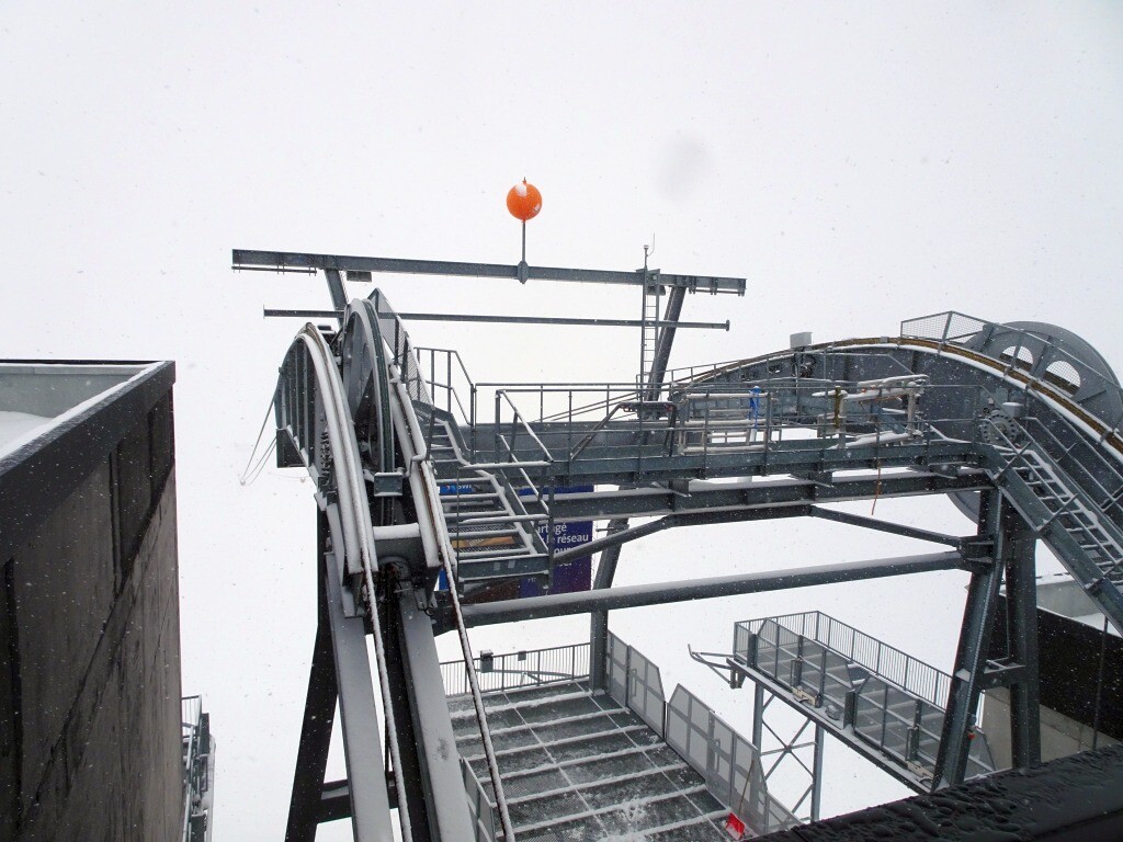 Blick von der Terrasse (Schuss Bar) des neuen Restaurants Espace Weisshorn auf die Bergstation der Verbindungspendelbahn Grimentz-Zinal.