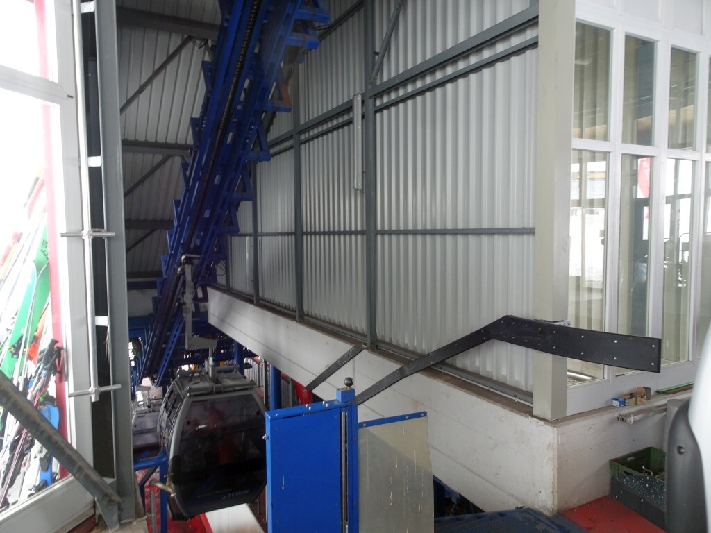 Talfahrt mit der 12er Gondelbahn Grimentz-Bendolla über die Treppe.