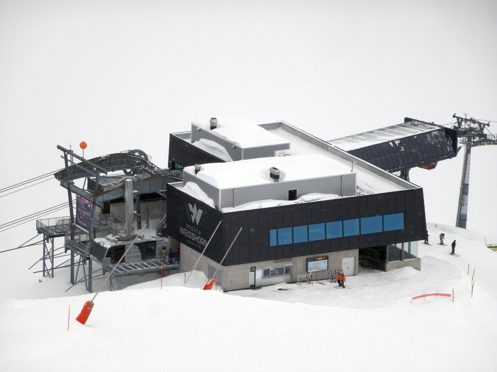 „Espace Weisshorn“, die Bergstationen der Bahnen von Grimentz (links) und Zinal (rechts) mitsamt dem neuen Restaurant.