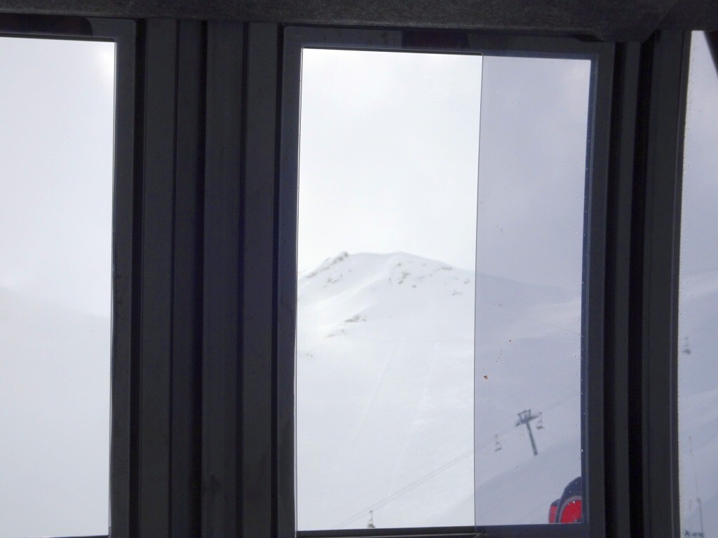 Blick aus der Gondelkabine auf die schwarze Barthelemy.