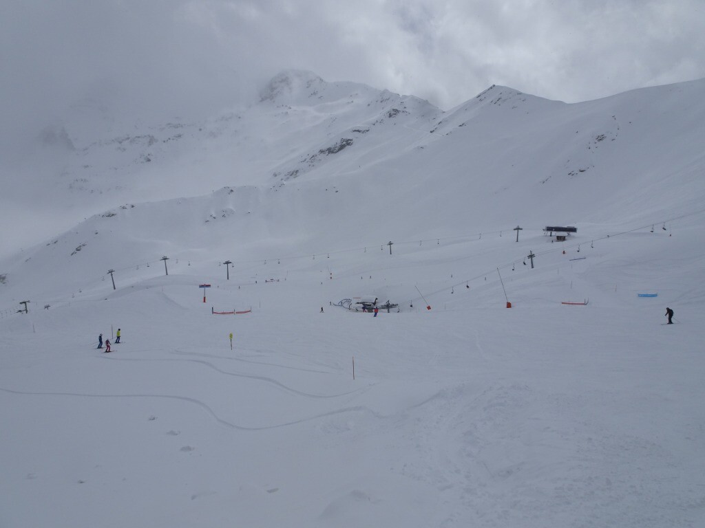 Blick ins Skigebiet, am späten Nachmittag klarte es nochmal etwas auf: Bergstation 4CLD Chiesso und Talstation 4CLF Corne de Sorebois.