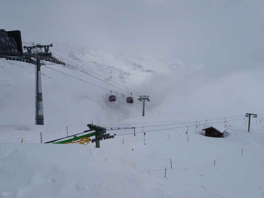 10er Gondelbahn Sorebois-La Vuarda und die Bergstation des Skilift Tzarmettaz.