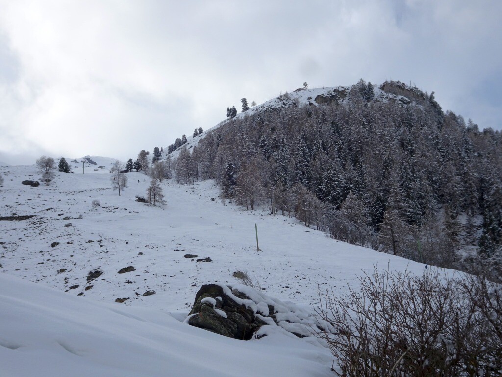 Nun im Tal beim Spaziergang mit den Kindern: Blick auf die geschlossene Piste Aigle.