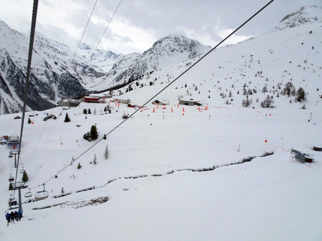 Da die 6er Sesselbahn Col du Pouce geschlossen war: zuerst in die 4er Sesselbahn Grands Plans. Blick zurück auf Bendolla und das leere Seil der 6er Sesselbahn Col du Pouce.