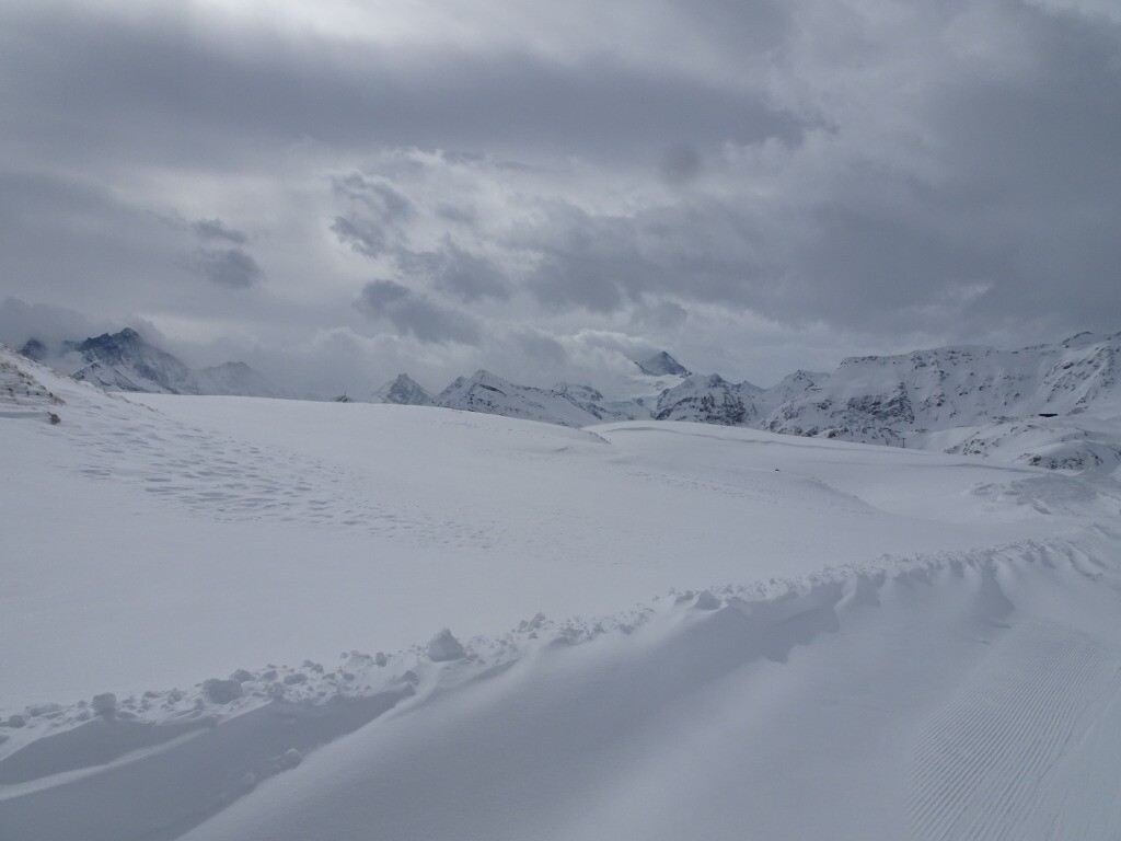 Bis auf knapp 3.000m geht es hoch. Auch hier fühlt man sich immer wie in einer „Schneewüste“.