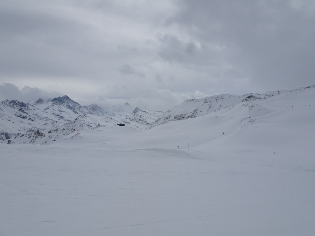 Auf der blauen Tsarvapiste mit Blick zum geschlossenen Skilift Becs de Bosson. Im Hintergrund das Weisshorn.