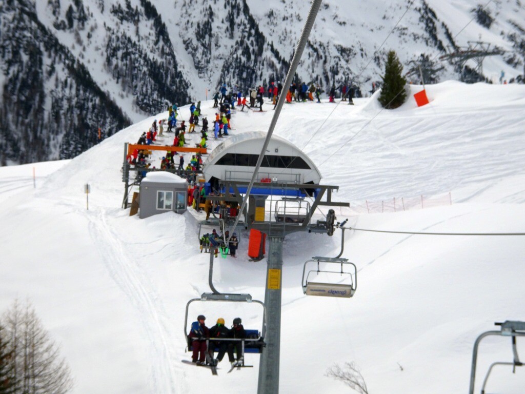 Auch keine Alternative, denn man muss wieder mit der 4er Sesselbahn Grands Plans hinauf. Da staute es sich verständlicherweise.