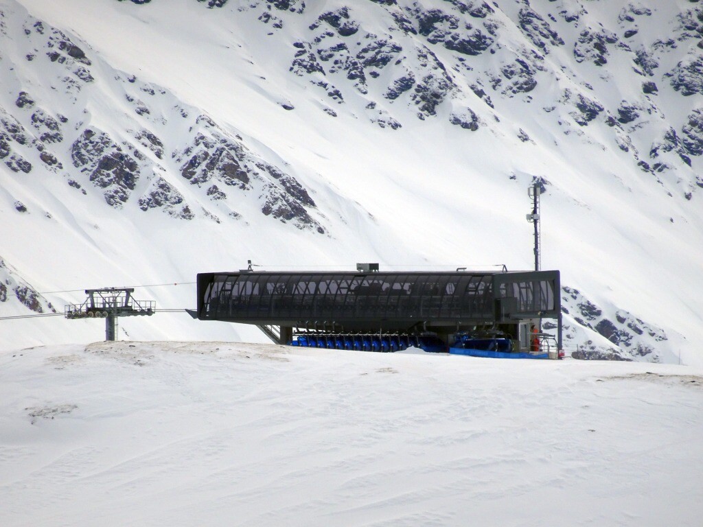 Bergstation der geschlossenen 6er Sesselbahn Col du Pouce mit garagierten Sesseln.