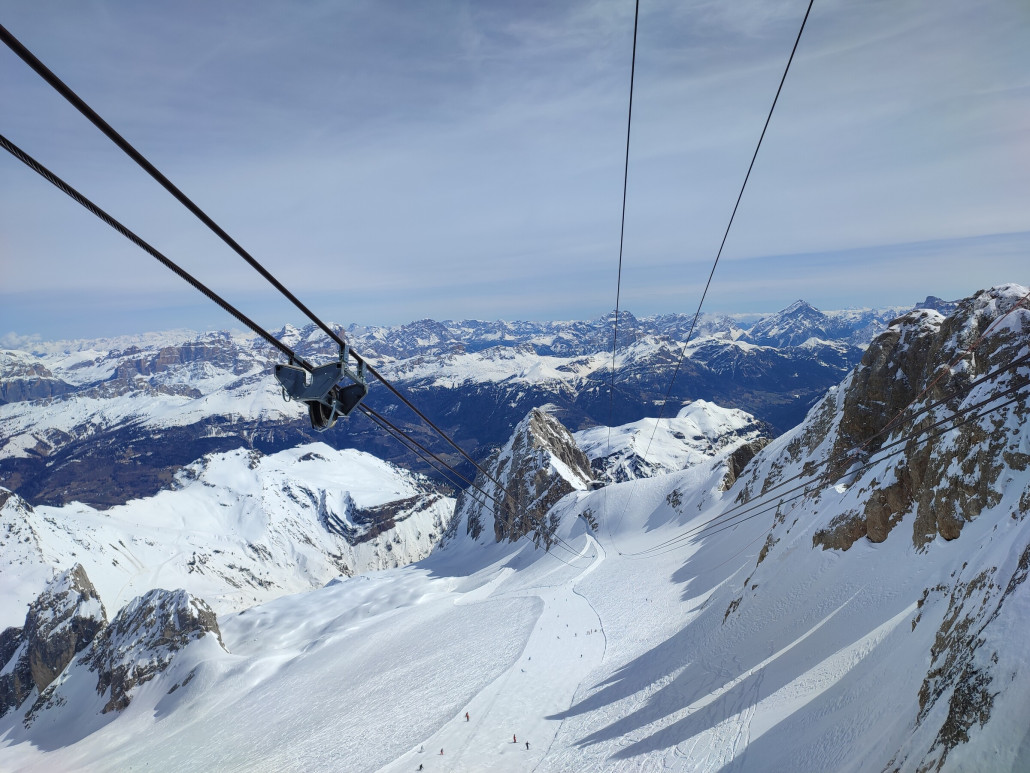 Marmolada Blick von der Bergstation auf die Piste.