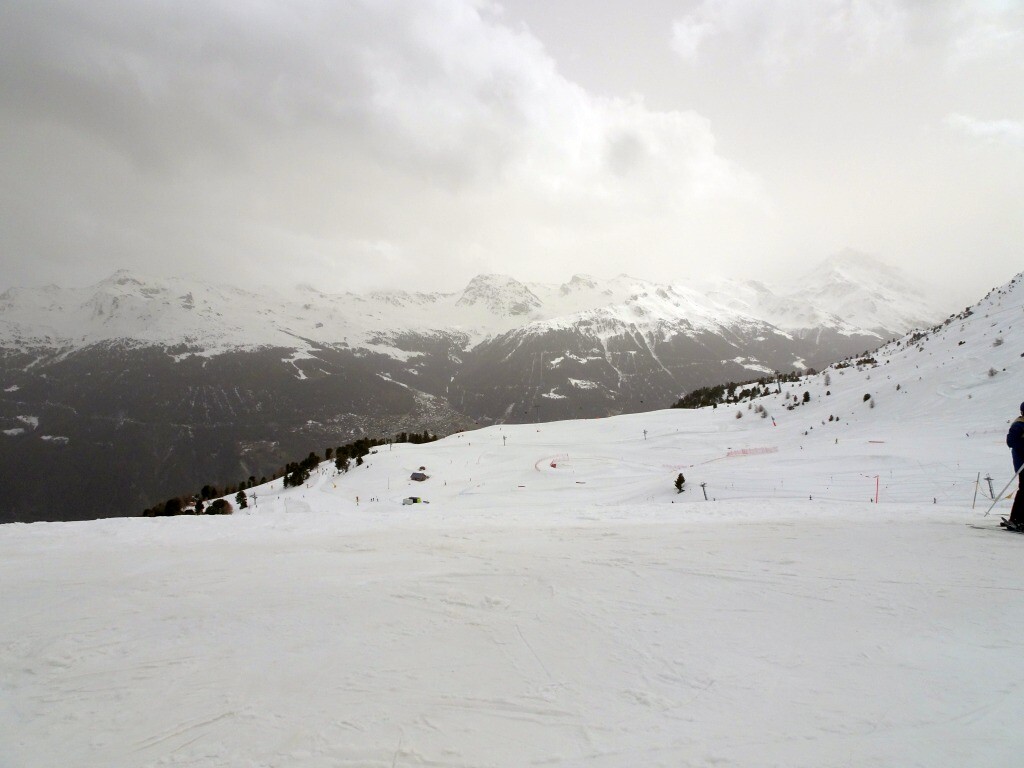 Blick ins Skigebiet: diesig durch den Saharahwind. Die 4er Sesselbahn Tracuit wurde gerade leergefahren und gesperrt. Wind gab es wenig.