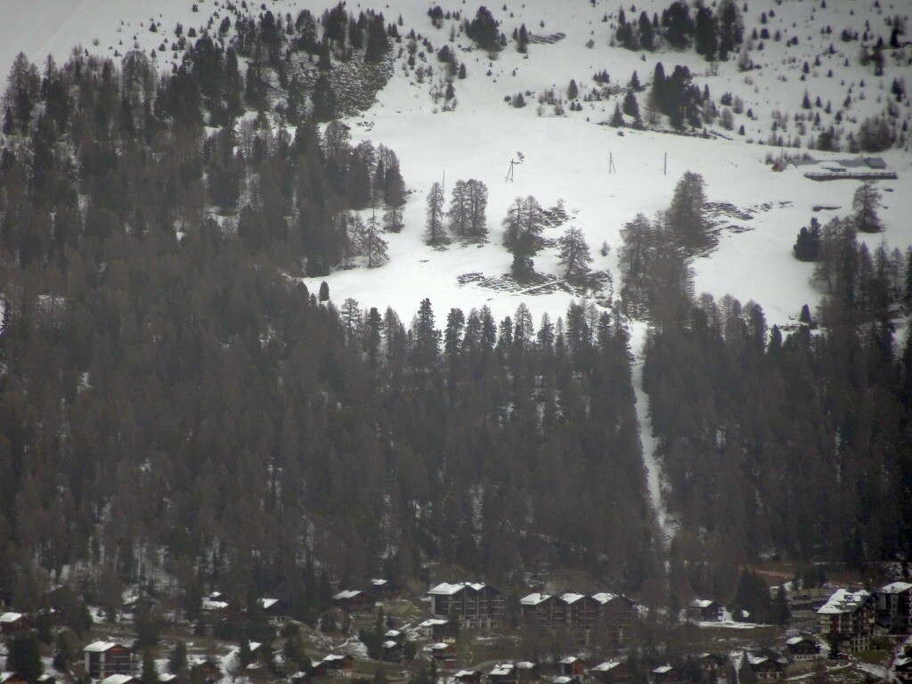 Ein Zoom nach Chandolin mit der Trasse des ehemaligen Illhorn 1 Stangenlifts.