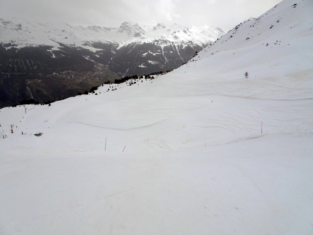 Relativ neuer steiler Pistenabschnitt neben der Bergstation des Tracuit.