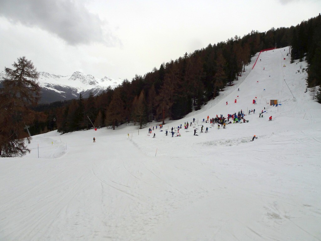 Kurz vor der Mittelstation mit dem Skirennen auf der roten Piste.