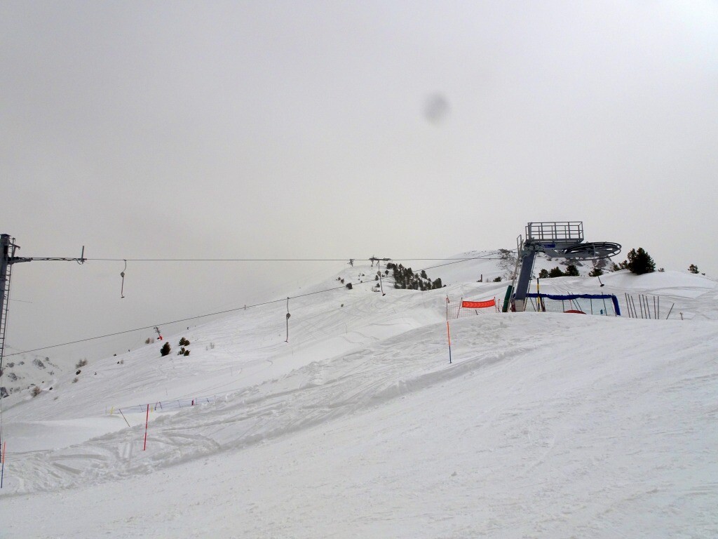 Bergstationen der Skilifte Les Chardons und dahinter Mont Major.