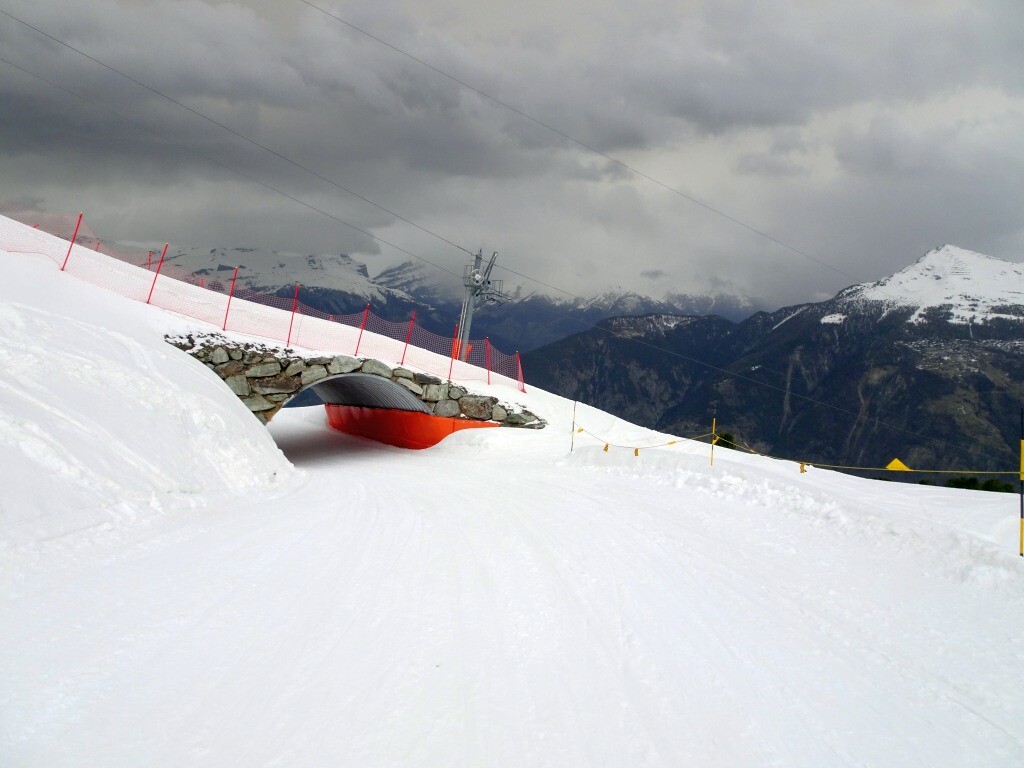 Nun durch den Tunnel, oben der Skilift Crêt-du-Midi.