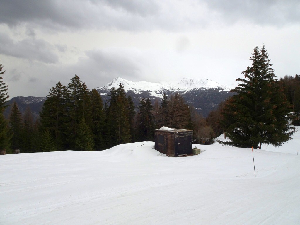Vorbei an der ehemaligen Talstation des Skilift Sigeroulaz. Ein genialer Stangenlift mit vielen Kurven.