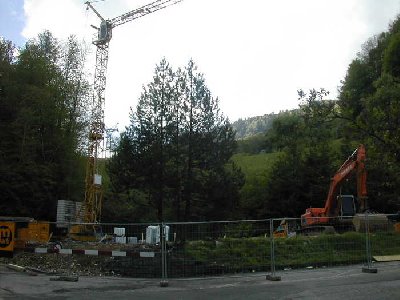 die baustelle für die talstation, en kran wurde gestellt und begonnen das fundament auszuheben.