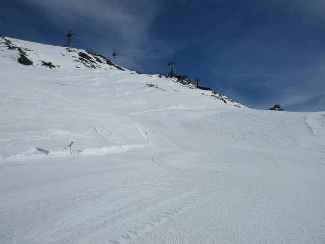 Grünseeabfahrt, links im Hintergrund die Bergstation der 6-MGD Weißsee II (2.308 m)