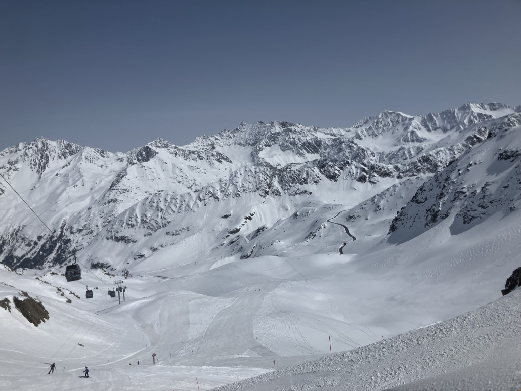Blick von der Weissjochbahn Bergstation auf die Abfahrt und Paßstraße