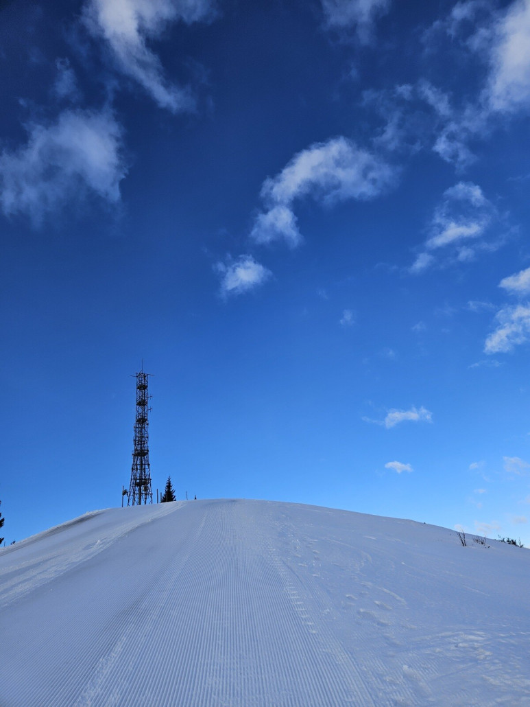einer der zwei Türme am Dreiländereck. Rechts runter wäre der Schlepplift "Stole". Sah zumindest am Pistenplan interessant aus. War aber wohl schon vor der Insolvenz sowas wie ein Phantomlift...