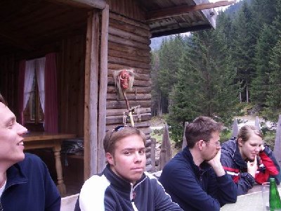 Man beachte den netten Kerl an der Hüttenwand...