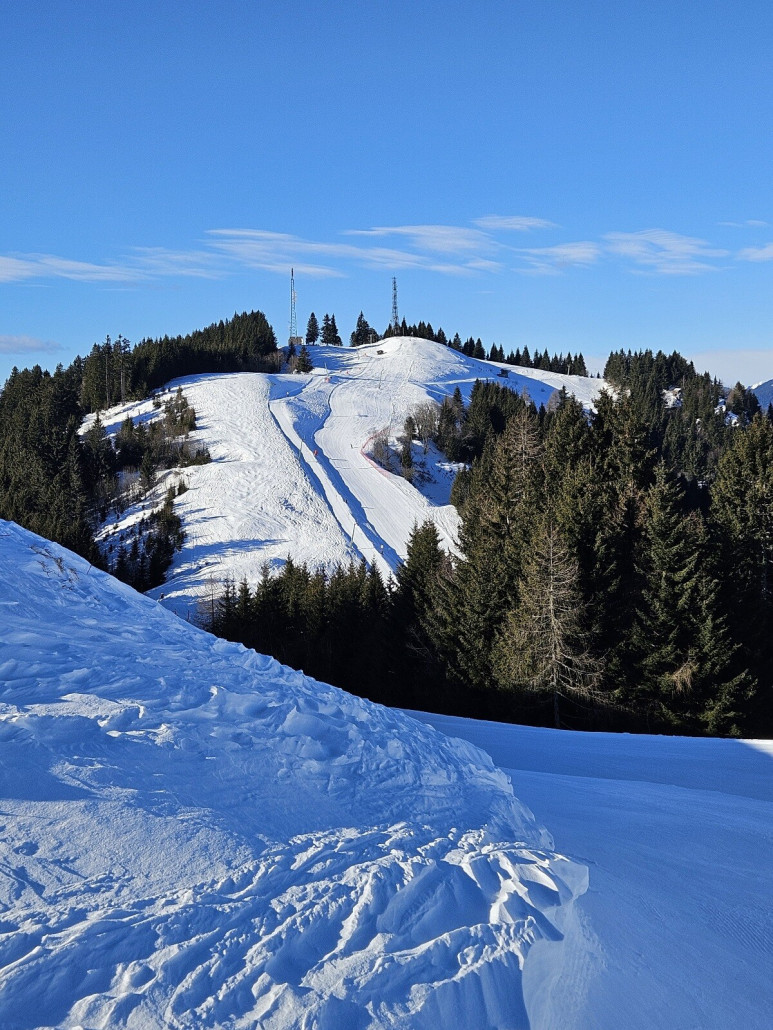Wieder oben mit Ausblick auf Piste des Dreiländerlifts. Super zu fahren, aber halt kurz.