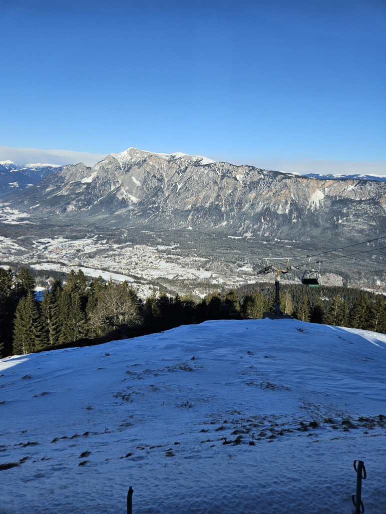 Ausblick durch das Fenster der Schihütte auf Arnoldstein
