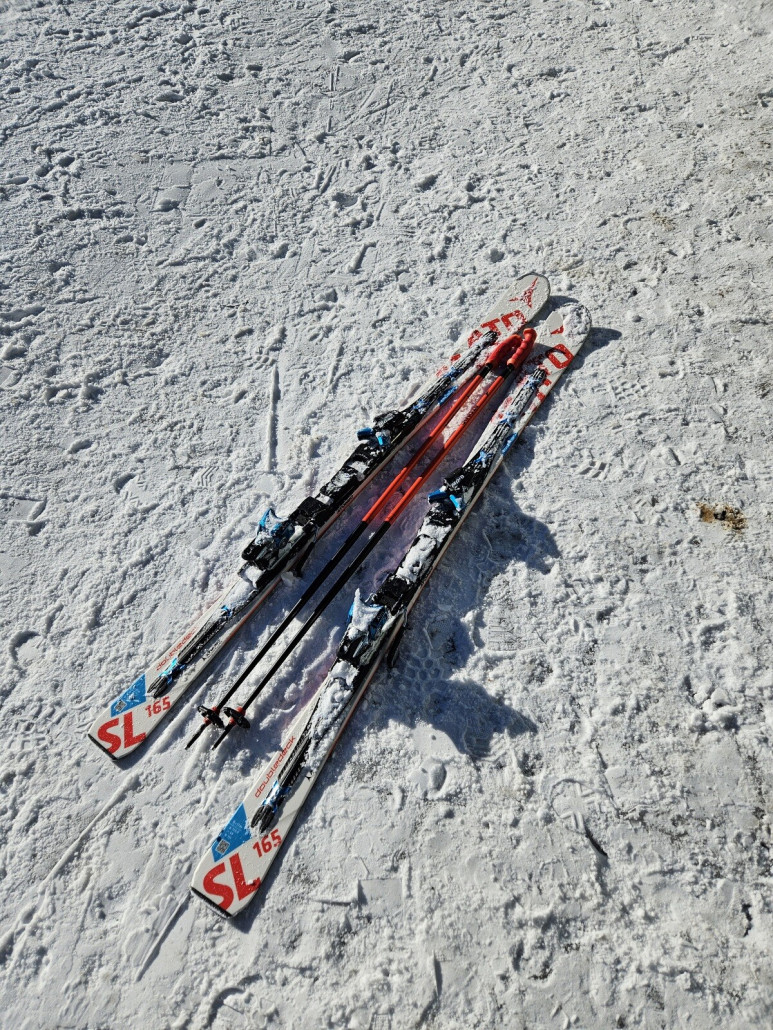 Und Schluß.<br />Fazit: Ich war damals an einem Wochentag schifahren. Vermutlich haben sie ihre Kräfte auf das Wochenende konzentriert und die Wochentage so etwas mitlaufen lassen (Talabfahrt abschnittsweise sehr schmal oder nicht? präpariert, Hahnwipfellift gar nicht eingeschaltet).<br />Dabei muss ich sagen, daß die Leute, mit denen ich Kontakt hatte, alle sehr freundlich und angenehm waren.<br />Sehr schade drum...