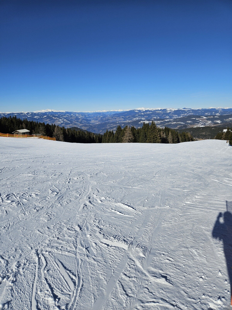 zum Einfahren die Raiffeisenpiste einmal genommen. Eigentlich ganz flach, aber mit vielen Eisplatten gespickt