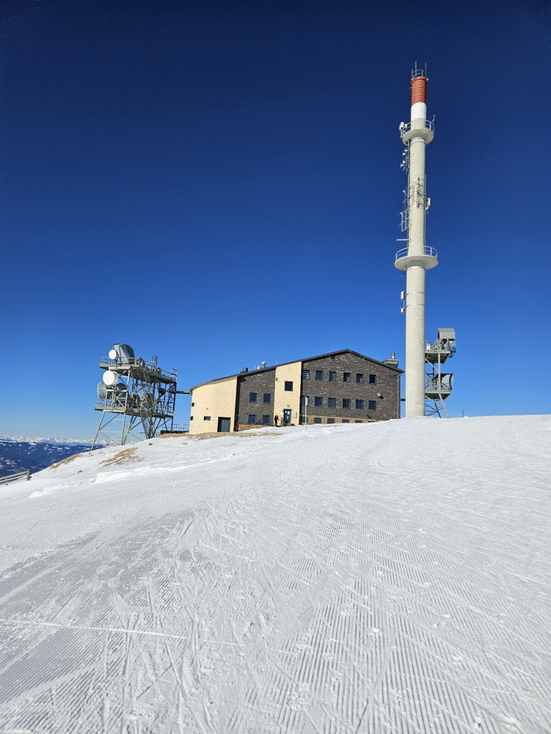 imposante Sendestation am Gipfel auf 2070