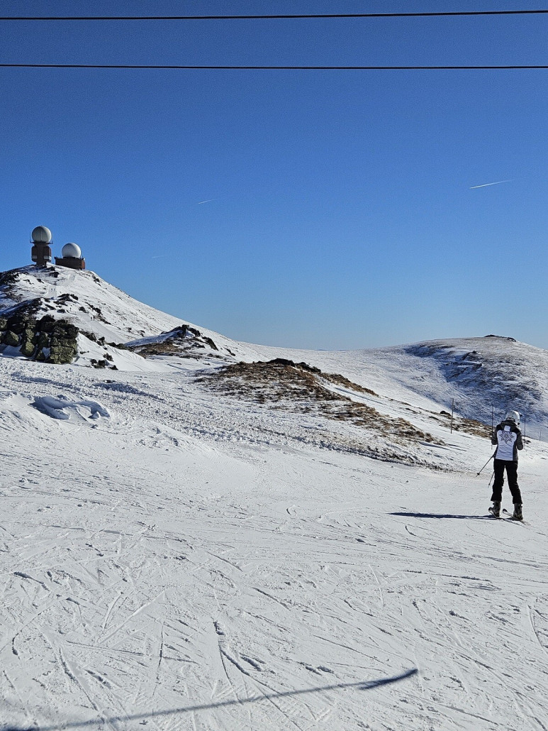 die beiden Golfbälle haben, glaub ich, was mit Luftraumüberwachung zu tun..