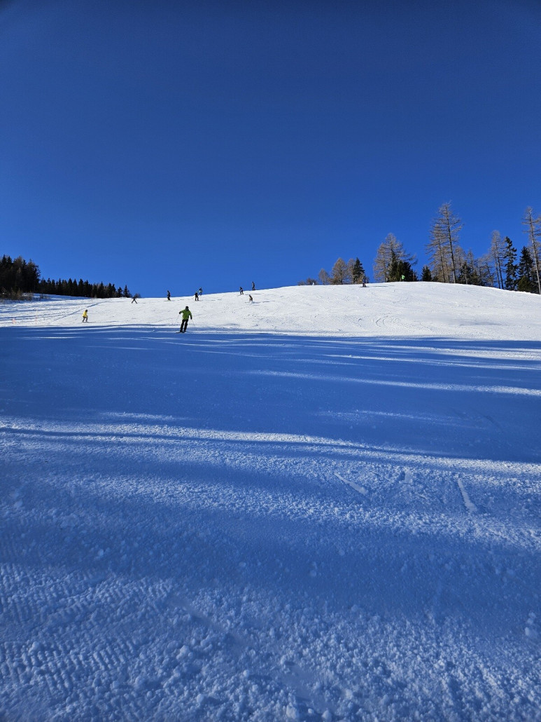 die rechte Piste am Stolenlift von oben gesehen. Hart und etwas knollig