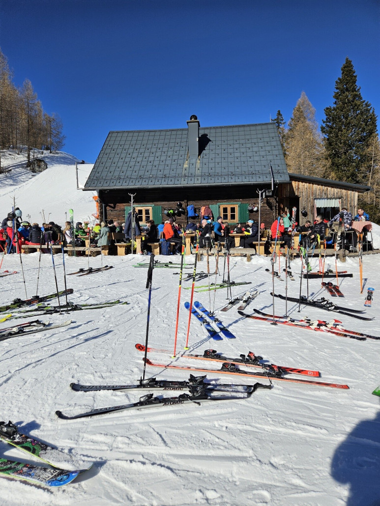 War, glaub ich, alte Zollhütte. Gab eine ordentliche Suppe zu fairem Preis. Bei etwas Betrieb ist die Hütte drin allerdings nichts für Klaustrophobiker..:-)
