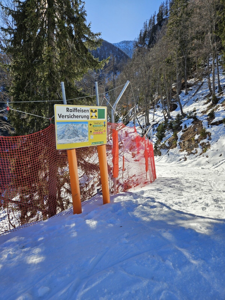 die rote und die blaue Talabfahrt geschlossen. Zumindest hier, wo die Rote abzweigt, zuwenig Schnee.