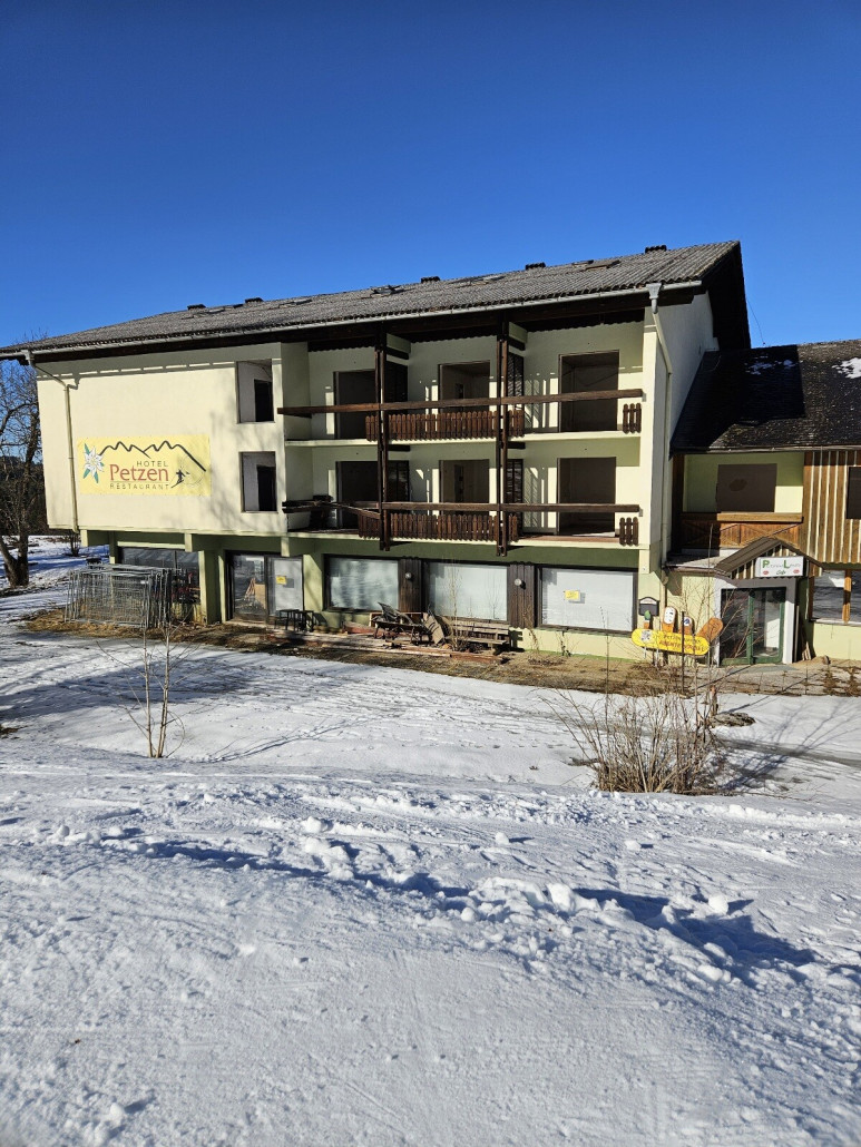 das einzige Hotel an der Talstation. Ende Jänner. Eigentlich Hauptsaison. Geschlossen und verwahrlost...<br />So rein aus dem Bauch heraus würde ich sagen, daß in den letzten zwei Jahren doch deutlich mehr Gastrobetriebe geschlossen haben, als die Jahre zuvor. Vor Allem auch Schihütten. Auch hier am Petzen zu sehen.