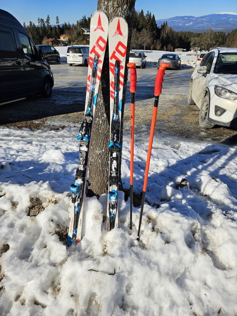 Die Sonne hatte schon genug Kraft um die Schi abzutauen.<br />Fazit: neues Gebiet kennengelernt. AmSiebenhüttenlift gut zu fahren gewesen. Sonne getankt. Nicht ganz so prickelnd waren die sonst durchwegs sehr harten Pisten. In Summe wars aber ok.