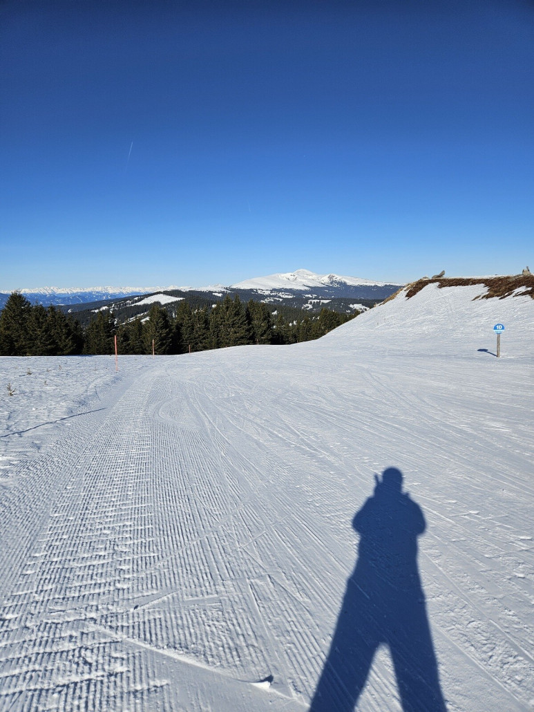 sehr gut auch zu fahren die 10. Ich hab dann auch mal die Route 11, die von der 10 abzweigt genommen. Geht ganz außen herum. Sehr läßige Piste. Nur der Schluß war leider ein total vereister Ziehweg.