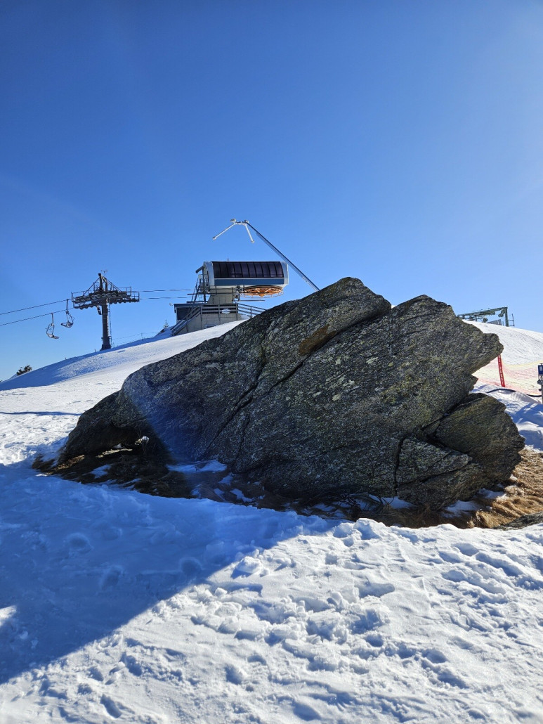 fand das Motiv schön: Natur und Technik.<br />Fazit: richtig guter Schitag. Fand die Pisten hier in Anbetracht der damals recht mauen Schneelage echt gut. Gibt hier auch verhältnissmäßig viele Hütten. War da in der Moselebauerhütte. Empfehlenswert. Gutes Essen, professioneller Service, quasi offene Küche, sehr cool. Ja, und ich war an einem Wochentag da. Denn am Wochenende ist hier wohl schon etwas mehr los, als hier auf meinen Bildern.