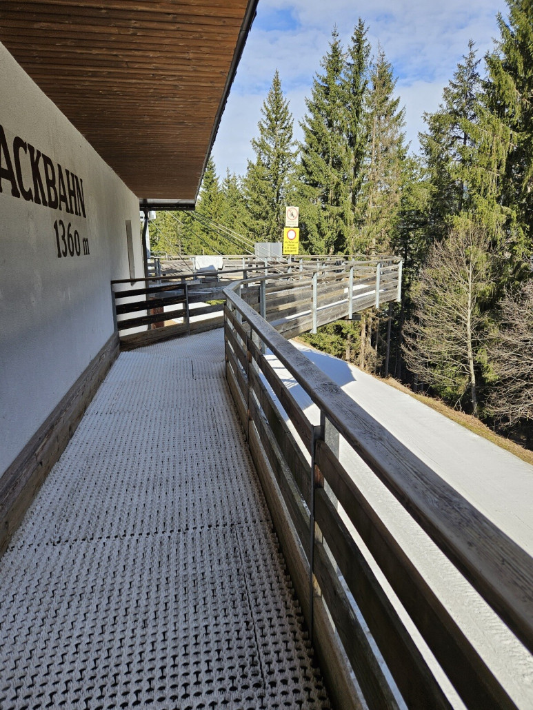 langer, außergewöhnlicher Zugang. Auch dieses sehr stumpfe Kunsstoffband hab ich so noch nie gesehen