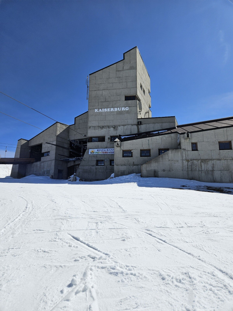Innen ist das Kaiserburg-Restaurant recht urig eingerichtet, außen, naja, Geschmackssache....<br />Ich speicher mir das Bild ab, falls es mal einen Thread mit den schlimmsten Bausünden in den Alpen geben sollte....