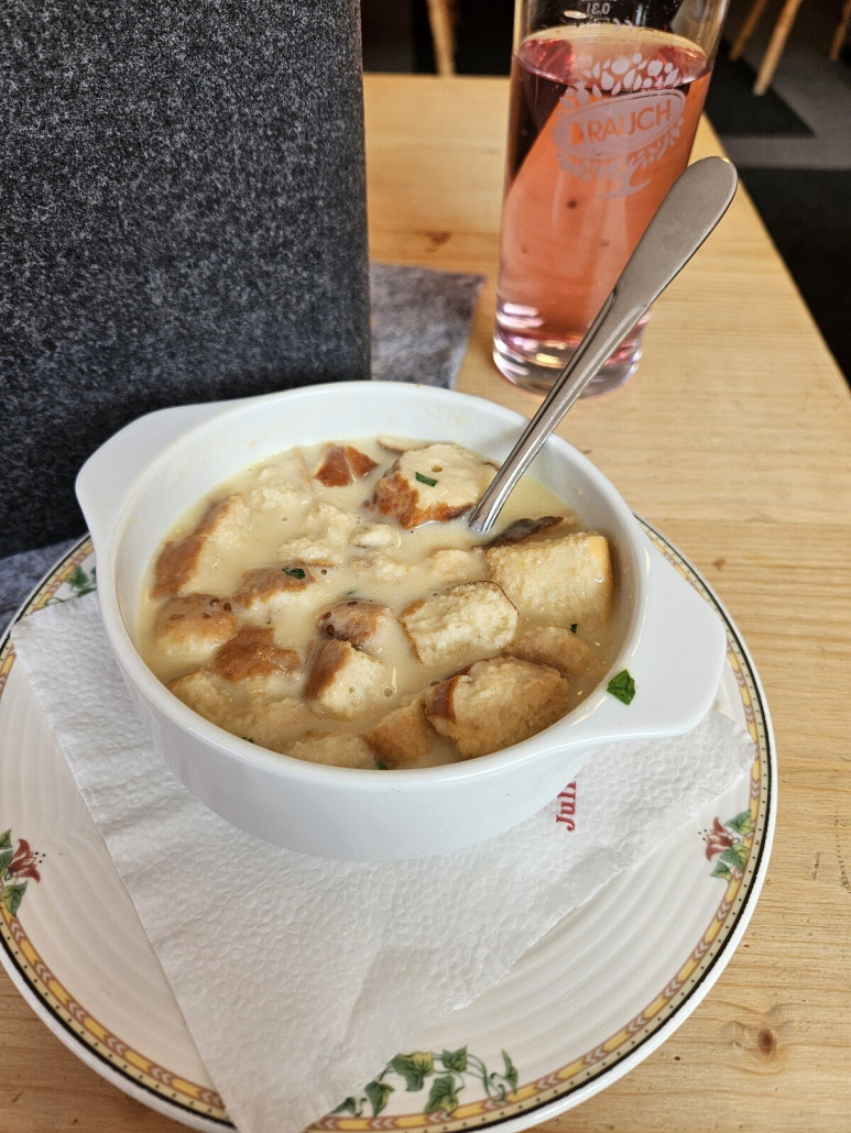 eine Suppe in der Strohsackhütte