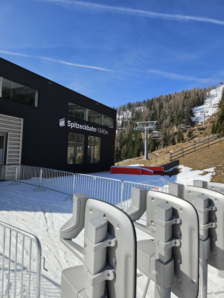 Spitzeckbahn ist die modernste Anlage hier. Schicker Sechsersessel von Doppelmayr.