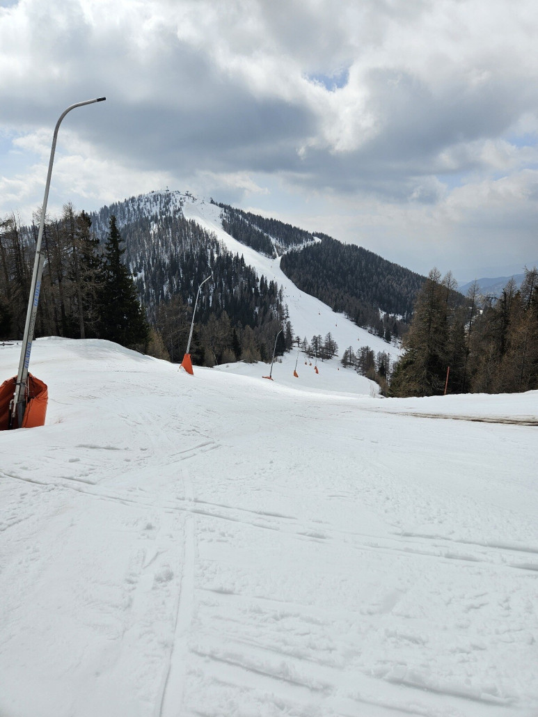 die Schartenabfahrt 23, ab hier haben dann Wind und Bewölkung zugenommen und ich bin dann mit der Nockalmgondel wieder ins Tal. Einfach, weil ich bei der Auffahrt am Morgen schon gesehen hab, was mich im Talbereich erwartet...<br />Fazit: Wenn ich mir Bad Kleinkirchheim so ansehe (Ort und Schigebiet, Therme) dann sehe ich schon einen gewissen "Investitionsstau". Vermutlich ist auch Bad Kleinkirchheim finanziell nicht auf Rosen gebettet. Mir hat es trotzdem gut gefallen und wie ich schon im ersten Bericht geschrieben hab, schau ich mir das Ganze nochmal in einer Hochwinterphase an.