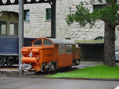 Ein alter Triebwagen der Stollenbahn am Firmensitz der KWO.
