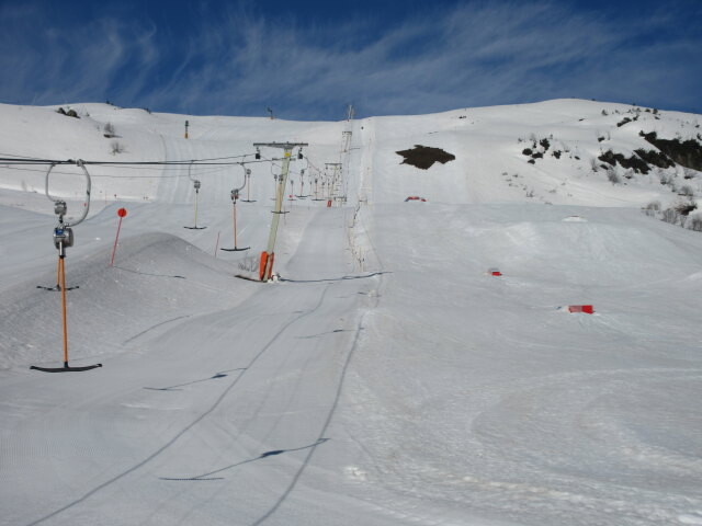 2-SL Klein-Zeinis, links daneben die Klein-Zeinis-Abfahrt, rechts daneben der Funpark Kleinzeinis (geschlossen)