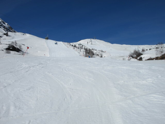 Sesselbahnabfahrt, darüber die 8-MGD Alpkogel