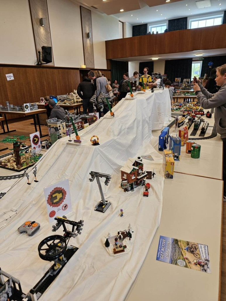 Geheimnis gelüftet: Das Modell im Vordergrund ist ein Prototyp für einen Doppelmayr-Schlepplift mit Dieselantrieb. Die Farben gerne ignorieren, Prototypen baue ich mit den Steinen, die ich gerade griffbereit habe. Ich dachte, es wäre eine nette Idee, zu zeigen, wie Prototypen entstehen bzw. was sich während des Bauprozesses so tut und nicht wenige Besucher erklärten dem mitgebrachten Nachwuchs die Funktionsweise eines Kolbenmotors, den ich als Lego-Version innerhalb der Hütte als "Dieselmotor" installiert habe (siehe das Bild etwas weiter oben).