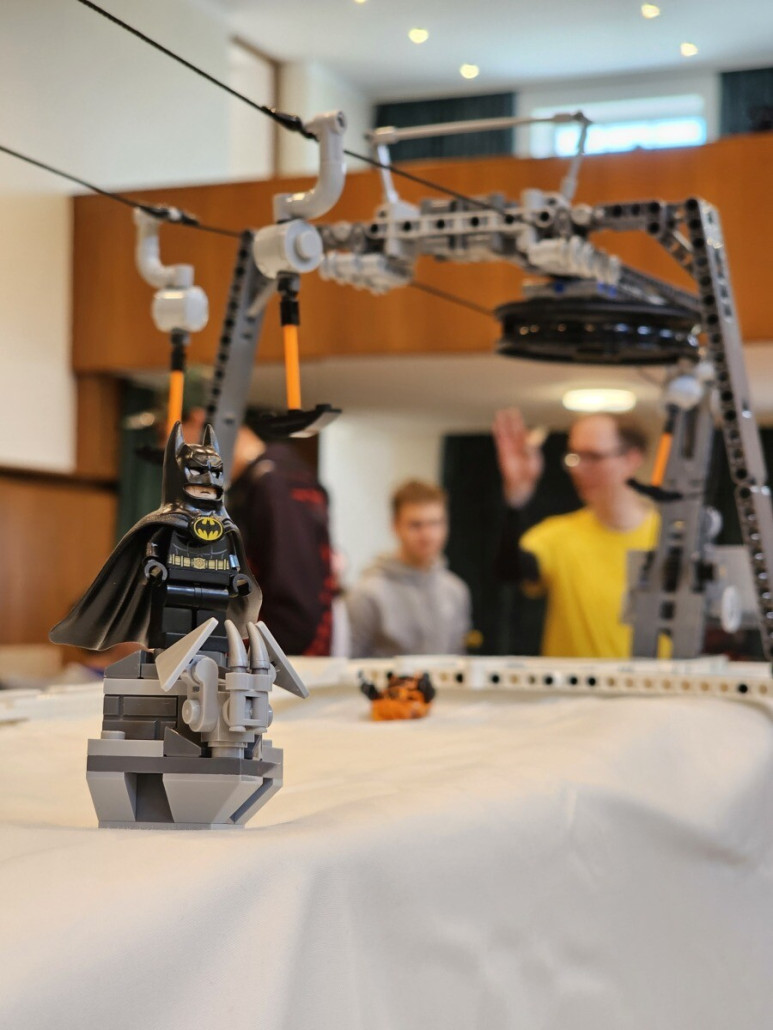 Batman darf natürlich ebenfalls nicht fehlen, schließlich arbeitet er nur in schwarz und sehr sehr dunklem Grau - passend zur Bergstation ;)